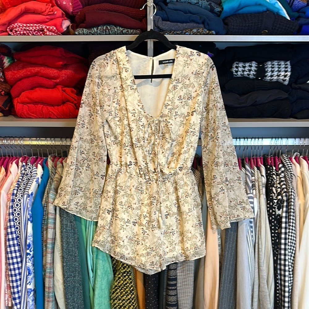 Sugar Lips cream floral print long sleeve lined v neck tie front romper size S